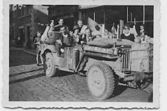 La foule le chien et la Jeep 