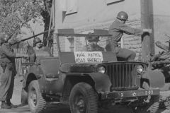 Signal corp en action monteur de ligne en territoire Allemand 1945