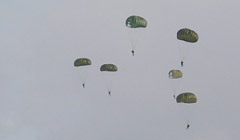 parachutage de paras dans un dakota d'epoque, prise derriere le Mardasson