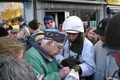 un vétéran de bastogne parmit toute la foule