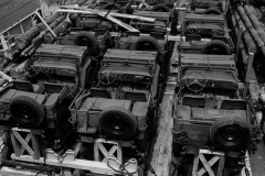 18 jeeps empilées sur le pont du liberty ship Esek hopking (HR 438) (initialement prévu pour 9 jeeps ) lieu Hampton road port of embarkation newport news viriginia